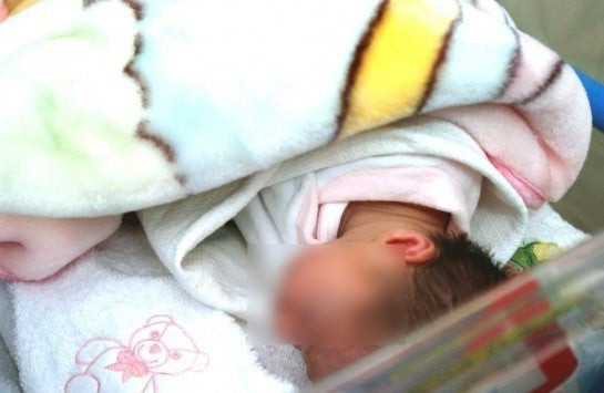 Σημεία και τέρατα: Γέννησε το 10χρονο κορίτσι που βιάστηκε από τον θείο του – To δικαστήριο απαγόρευσε να κάνει άμβλωση